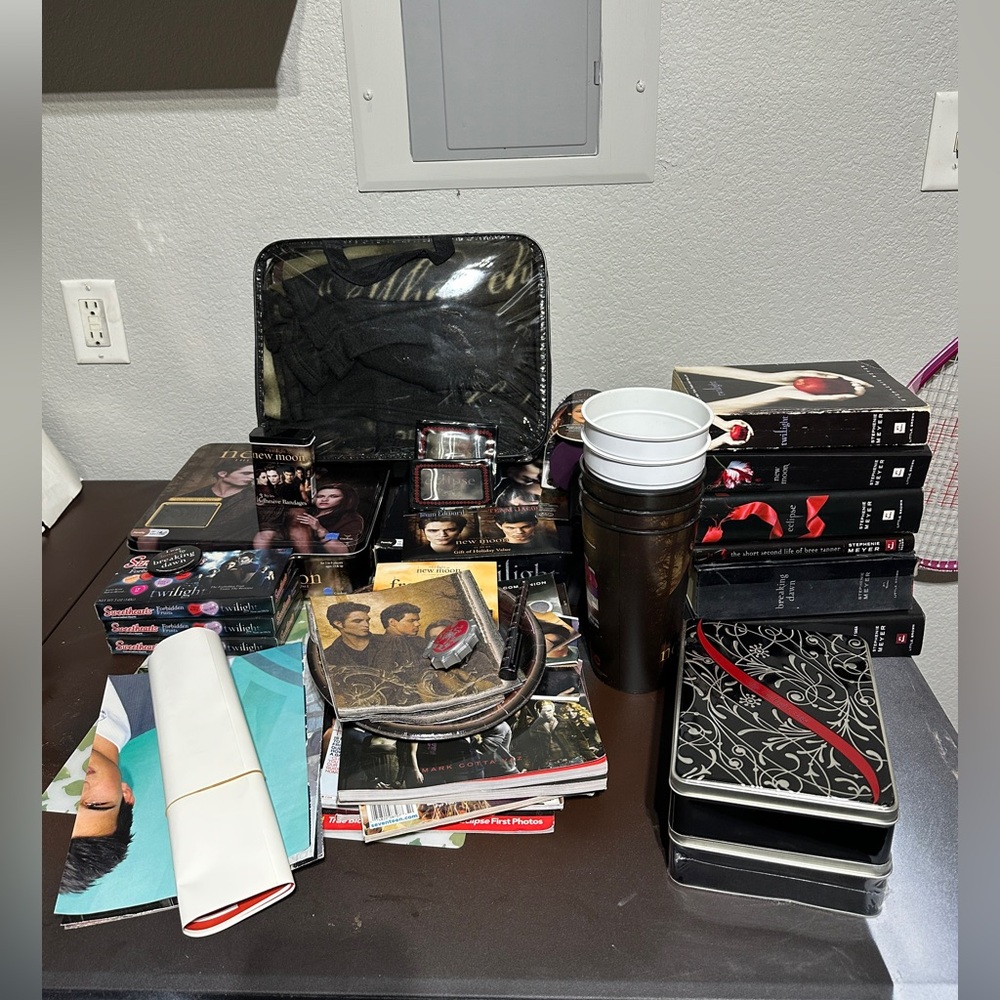 Ultimate Twilight Saga Collectible Bundle – Books, Games, Blanket & More!